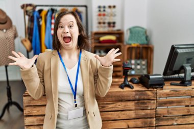 Perakende satış mağazasında yönetici olarak çalışan genç Down sendromlu kadın çılgın ve başarıyı kollarını kaldırıp heyecanla haykırarak kutluyor. Kazanan konsept 