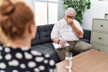 Muayenehanedeki kıdemli psikolog burnuna ve gözlerine sürtünmekten yorgun düştü. Yorgunluk ve baş ağrısı hissediyordu. Stres ve hüsran kavramı. 