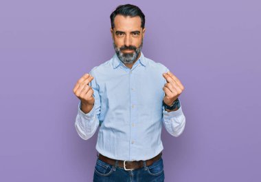 Orta yaşlı, sakallı, iş gömleği giyen, parayla hareket eden, maaşını isteyen, milyonerlik işi yapan bir adam. 