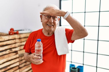 Spor kıyafetleri ve havlu giyen son sınıf öğrencisi çok mutlu ve tebessüm ediyor. arama kavramı. 