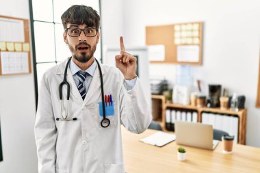 Ofiste doktor üniforması giyen ve steteskop takan sakallı bir İspanyol başarılı bir fikir işaret etti. Heyecanlı ve mutlu. Bir numara.. 