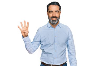 Orta yaşlı, sakallı, iş gömleği giyen, dört numarayı gösteren ve gülümseyen, kendinden emin ve mutlu bir adam.. 