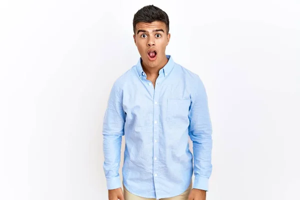Νεαρός Ισπανός Που Φοράει Επαγγελματική Μπλούζα Πάνω Από Απομονωμένο Φόντο — Φωτογραφία Αρχείου