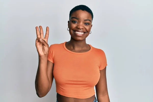 Νεαρή Αφροαμερικανή Που Φοράει Πορτοκαλί Μπλουζάκι Που Δείχνει Και Δείχνει — Φωτογραφία Αρχείου
