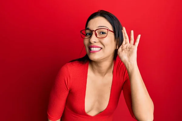 Jovem Latina Vestindo Roupas Casuais Óculos Sorrindo Com Mão Sobre — Fotografia de Stock