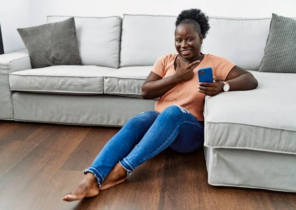 Giovane Donna Africana Utilizzando Smartphone Seduto Sul Pavimento Casa Allegro — Foto Stock