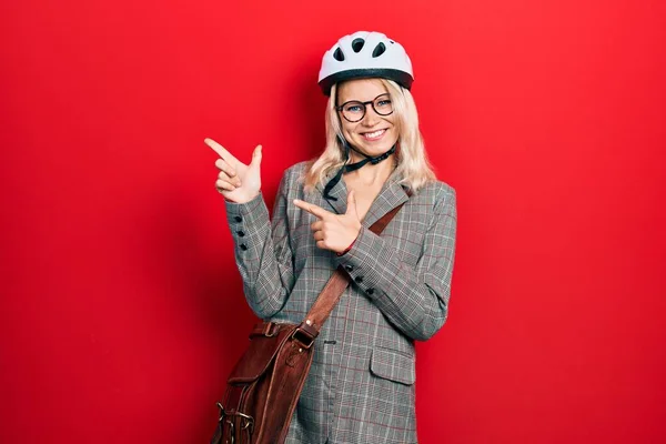 Mulher Negócios Loira Caucasiana Bonita Usando Capacete Bicicleta Sorrindo Olhando — Fotografia de Stock