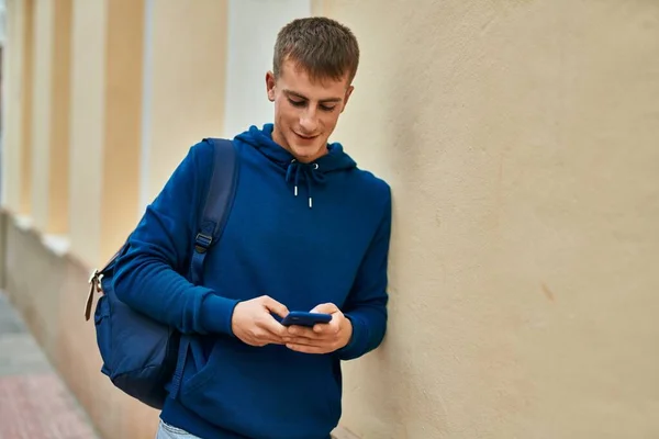 Üniversitede Akıllı Telefon Kullanarak Mutlu Gülümseyen Genç Sarışın Öğrenci — Stok fotoğraf