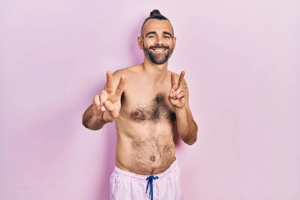Junger Hispanischer Mann Ohne Hemd Und Badeanzug Der Lächelnd Die — Stockfoto
