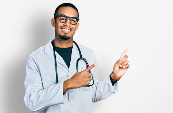 Joven Hombre Afroamericano Vistiendo Uniforme Médico Estetoscopio Sonriendo Mirando Cámara — Foto de Stock
