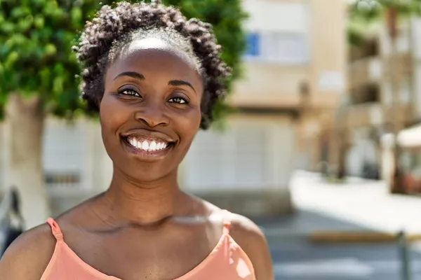 Mladá Africká Americká Žena Šťastně Usmívá Město Letní Den — Stock fotografie