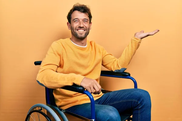 Hezký Muž Vousy Sedí Invalidním Vozíku Vesele Usmívá Ukazuje Dlaní — Stock fotografie