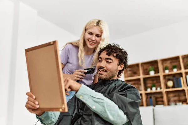 Jovem Mulher Cortando Cabelo Para Namorado Casa — Fotografia de Stock