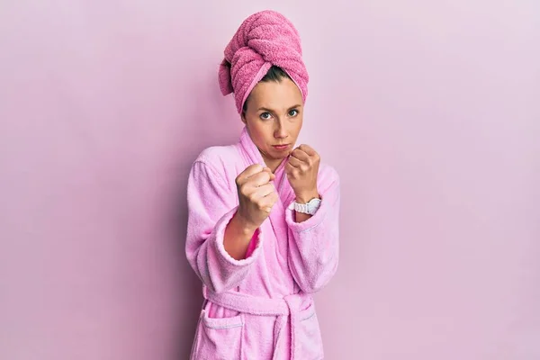 샤워기 모자를 준비를 여성은 문제를 두려워하고 얼굴로 동작으로 준비가 — 스톡 사진