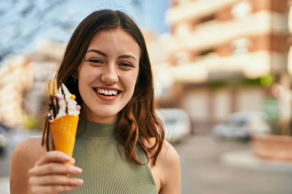 Νεαρή Λευκή Κοπέλα Χαμογελά Χαρούμενη Τρώγοντας Παγωτό Στην Πόλη — Φωτογραφία Αρχείου