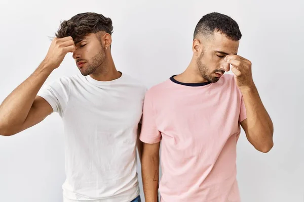 Mladý Gay Pár Stojící Nad Izolovaným Pozadím Unavený Tření Nosu — Stock fotografie