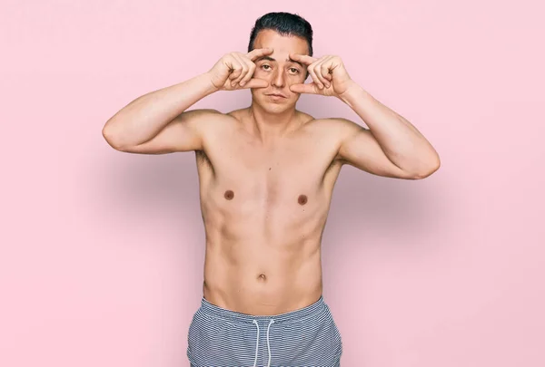 Joven Guapo Usando Traje Baño Sin Camisa Tratando Abrir Los —  Fotos de Stock