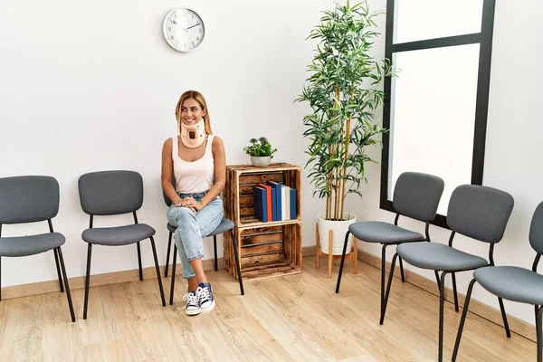 Jong Kaukasisch Gewond Meisje Glimlachen Gelukkig Dragen Halsband Zitten Bij — Stockfoto