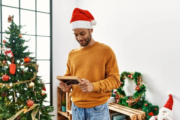 Young Arab Man Holding Frame Standing Christmas Tree Home — Stock Photo, Image