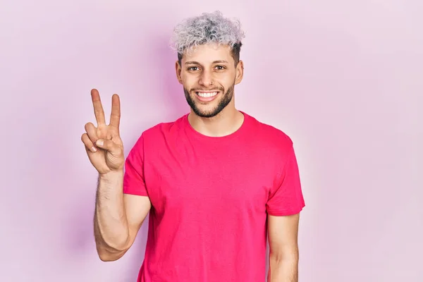 Homem Hispânico Jovem Com Cabelo Tingido Moderno Vestindo Camisa Rosa — Fotografia de Stock