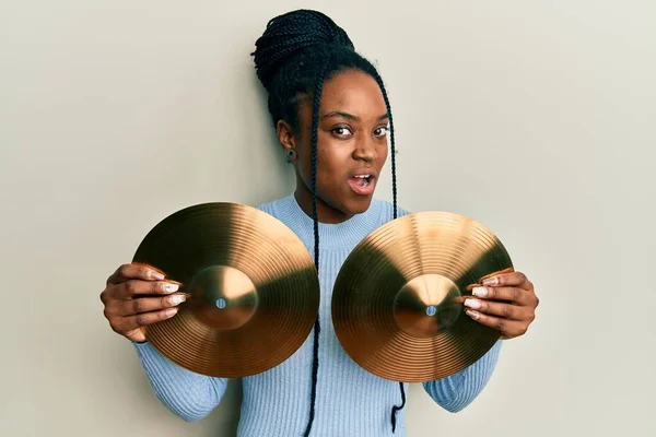 Mujer Afroamericana Con Cabello Trenzado Sosteniendo Placas Platillos Dorados Cara —  Fotos de Stock