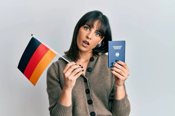 Mladá Hispánka Držící Německou Vlajku Pas Šokovaném Obličeji Skeptická Sarkastická — Stock fotografie