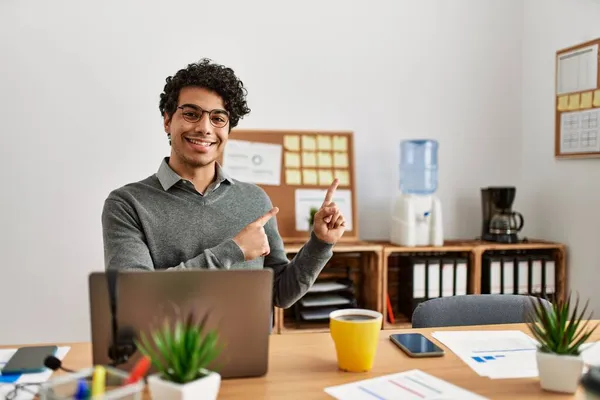 Junger Hispanischer Mann Business Stil Sitzt Lächelnd Schreibtisch Büro Und — Stockfoto
