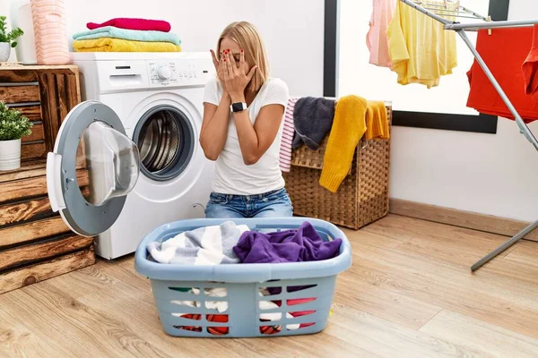 Giovane Donna Caucasica Che Bucato Con Vestiti Nel Cesto Con — Foto Stock