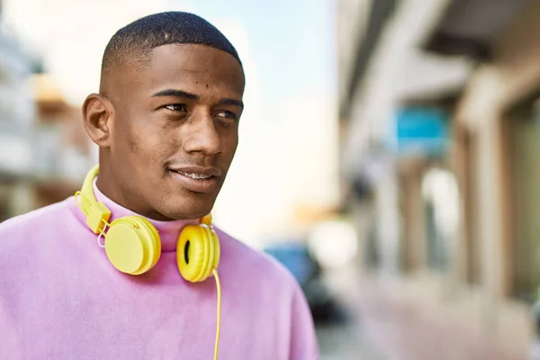 Jeune Homme Afro Américain Souriant Heureux Utilisant Des Écouteurs Ville — Photo