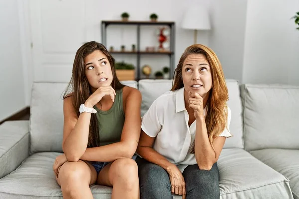 Moeder Dochter Samen Zittend Bank Thuis Denkend Aan Een Vraag — Stockfoto