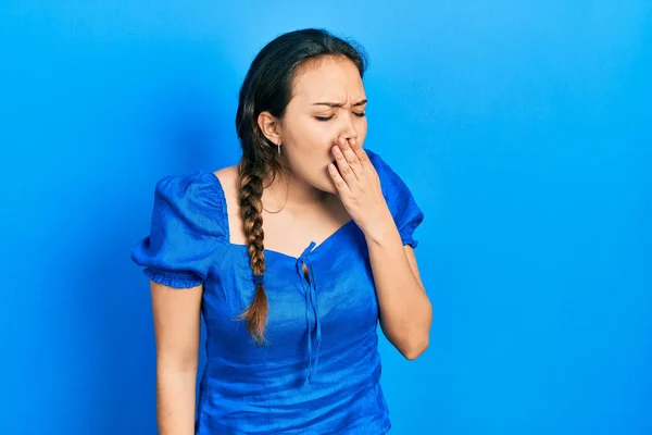 Junge Hispanische Mädchen Lässiger Kleidung Gelangweilt Gähnend Müde Mund Mit — Stockfoto