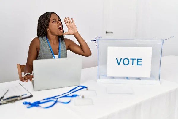 Jonge Afro Amerikaanse Vrouw Die Bij Politieke Verkiezingen Werkt Die — Stockfoto