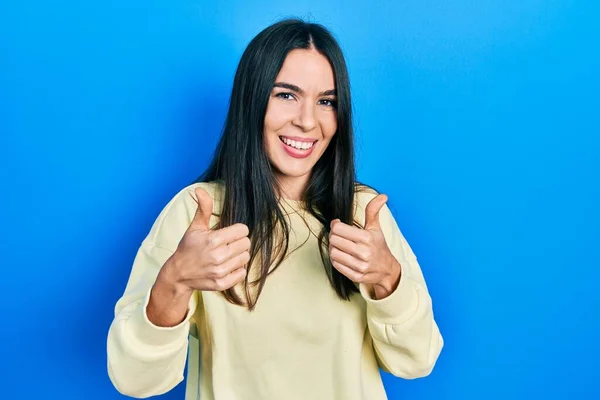 Νεαρή Μελαχρινή Γυναίκα Φορώντας Casual Sweatshirt Επιτυχία Κάνει Θετική Χειρονομία — Φωτογραφία Αρχείου