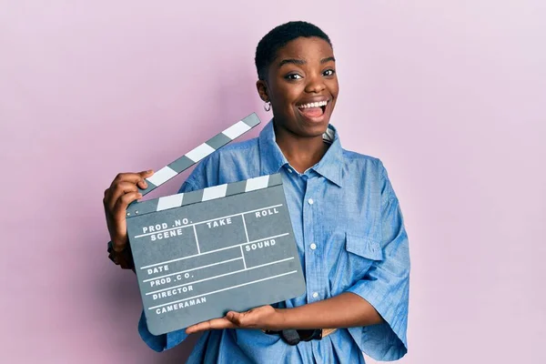 Jovem Afro Americana Segurando Vídeo Filme Clapboard Piscar Olhos Olhando — Fotografia de Stock