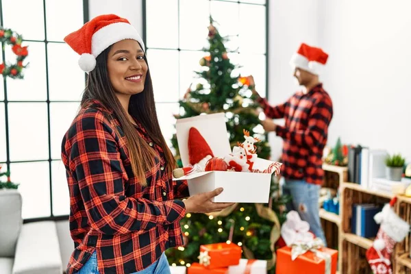 Νεαρό Ζευγάρι Λατίνων Χαμογελά Ευτυχισμένη Διακόσμηση Χριστουγεννιάτικο Δέντρο Στο Σπίτι — Φωτογραφία Αρχείου
