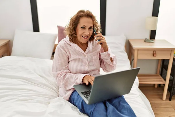 Kaukasische Frau Mittleren Alters Benutzt Laptop Und Telefoniert Auf Dem — Stockfoto