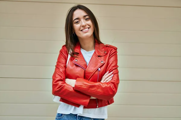 Genç Spanyol Kadın Şehirde Kolları Bağlı Mutlu Gülümsüyor — Stok fotoğraf