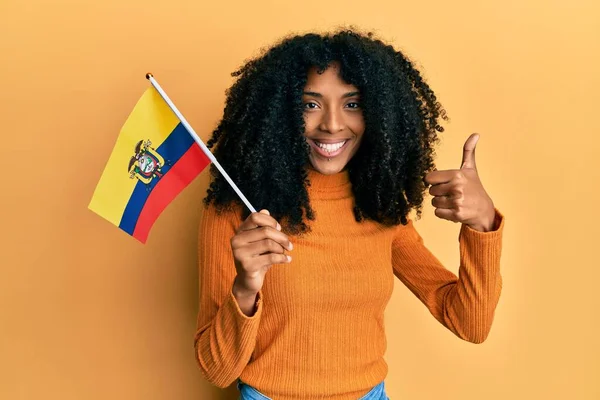 Africká Americká Žena Afro Vlasy Drží Ecuador Vlajku Úsměvem Šťastný — Stock fotografie