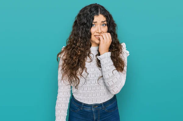 若いヒスパニック系の女の子がストレスと口の爪をかむ上で手で神経を見てカジュアルな服を着ている 不安の問題 — ストック写真