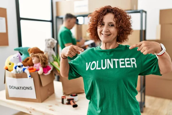 Bağışta Gönüllü Tişört Giyen Orta Yaşlı Bir Kadın Yüzünde Bir — Stok fotoğraf