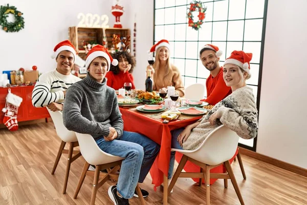 Gruppo Giovani Amici Che Cenano Natale Guardando Macchina Fotografica Seduta — Foto Stock