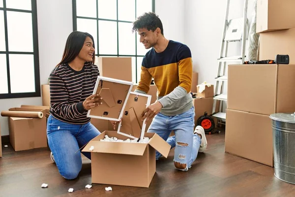 Joven Pareja Latina Sonriendo Feliz Unboxing Caja Cartón Nuevo Hogar — Foto de Stock