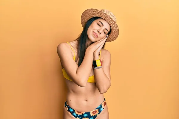 Fiatal Spanyol Visel Bikini Nyári Kalap Alszik Fáradt Álmodik Pózol — Stock Fotó