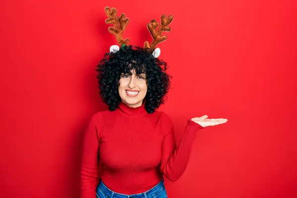 Jovem Mulher Oriente Médio Vestindo Chifres Rena Natal Bonito Sorrindo — Fotografia de Stock