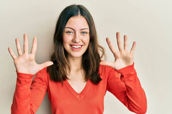 Junge Brünette Frau Trägt Lässige Kleidung Und Zeigt Mit Finger — Stockfoto