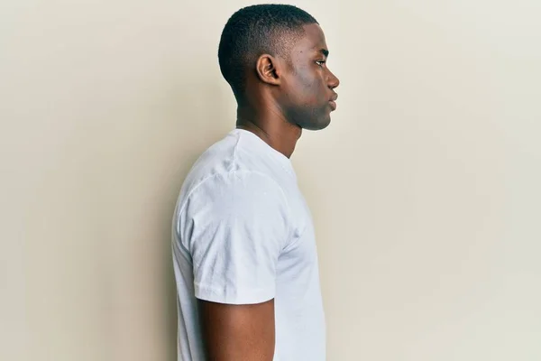 Jonge Afro Amerikaanse Man Draagt Casual Wit Shirt Zoek Naar — Stockfoto