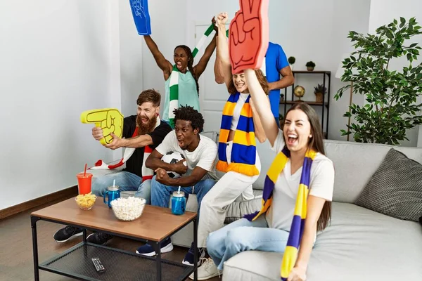 Groep Jonge Vrienden Kijken Ondersteunen Voetbalwedstrijd Thuis — Stockfoto