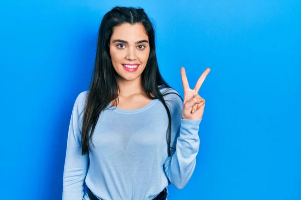 Jong Latijns Amerikaans Meisje Casual Kleren Glimlachend Met Een Vrolijk — Stockfoto