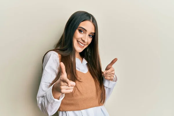 Mooie Brunette Jonge Vrouw Dragen Casual Kleding Wijzen Vingers Naar — Stockfoto