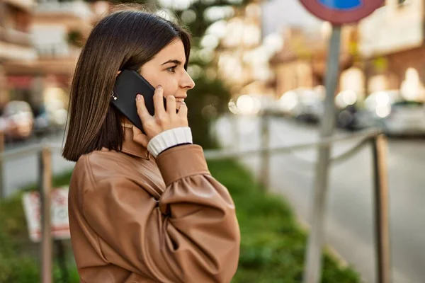 Молодая Красивая Брюнетка Улыбается Счастливой Улице Разговаривая Телефону — стоковое фото